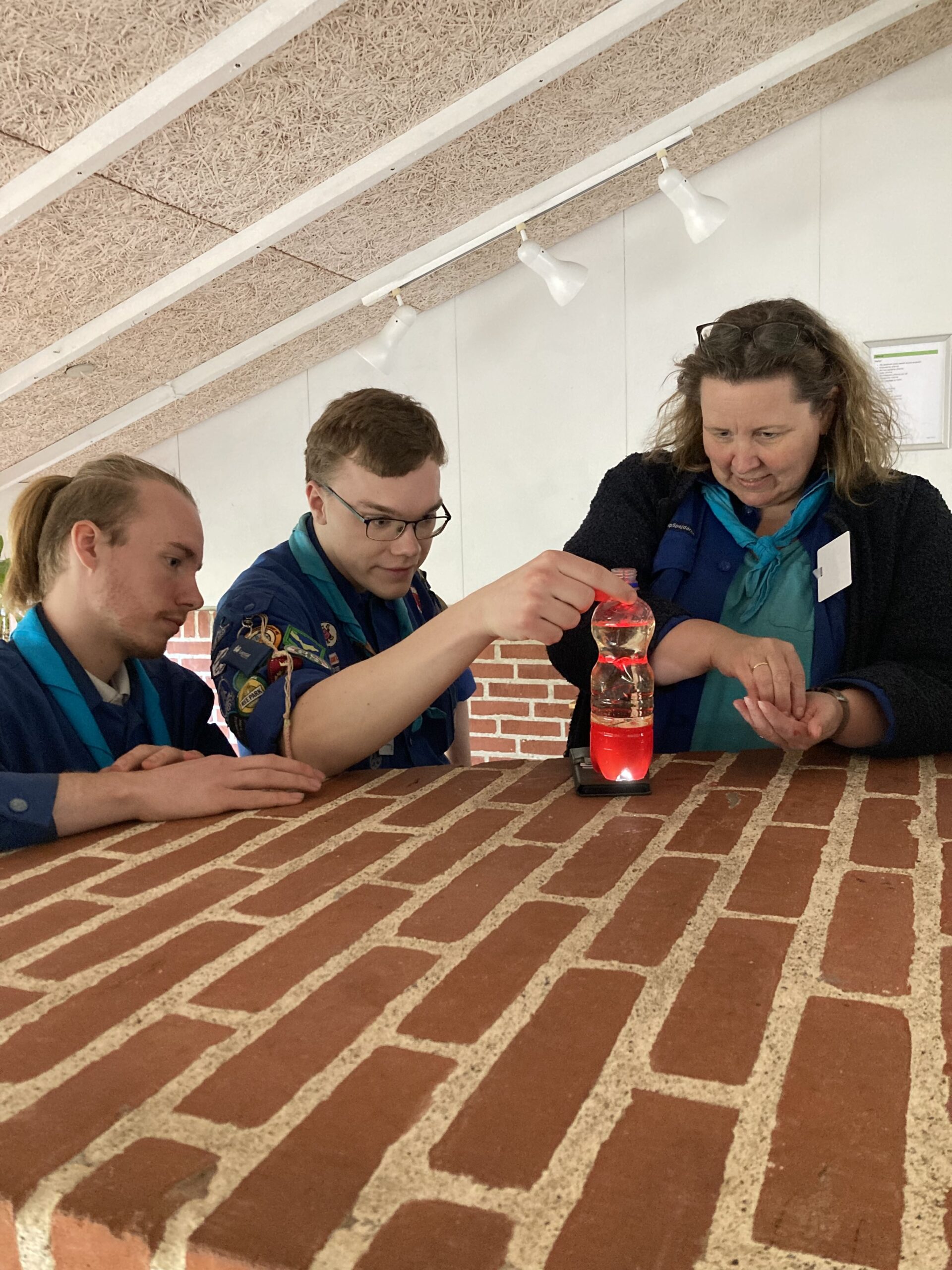 Baptistspejdere med en lampe