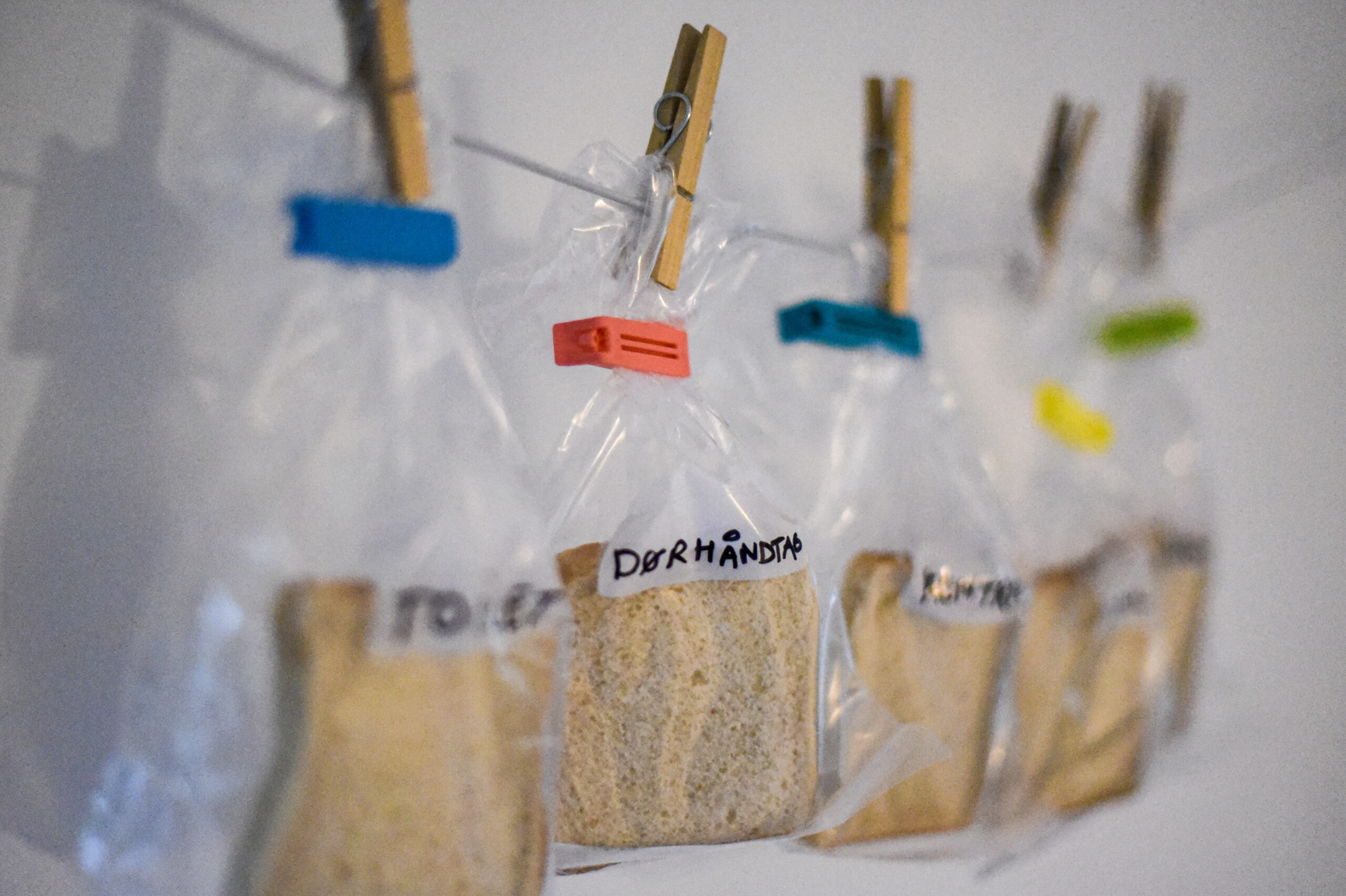 En række med toast i poser