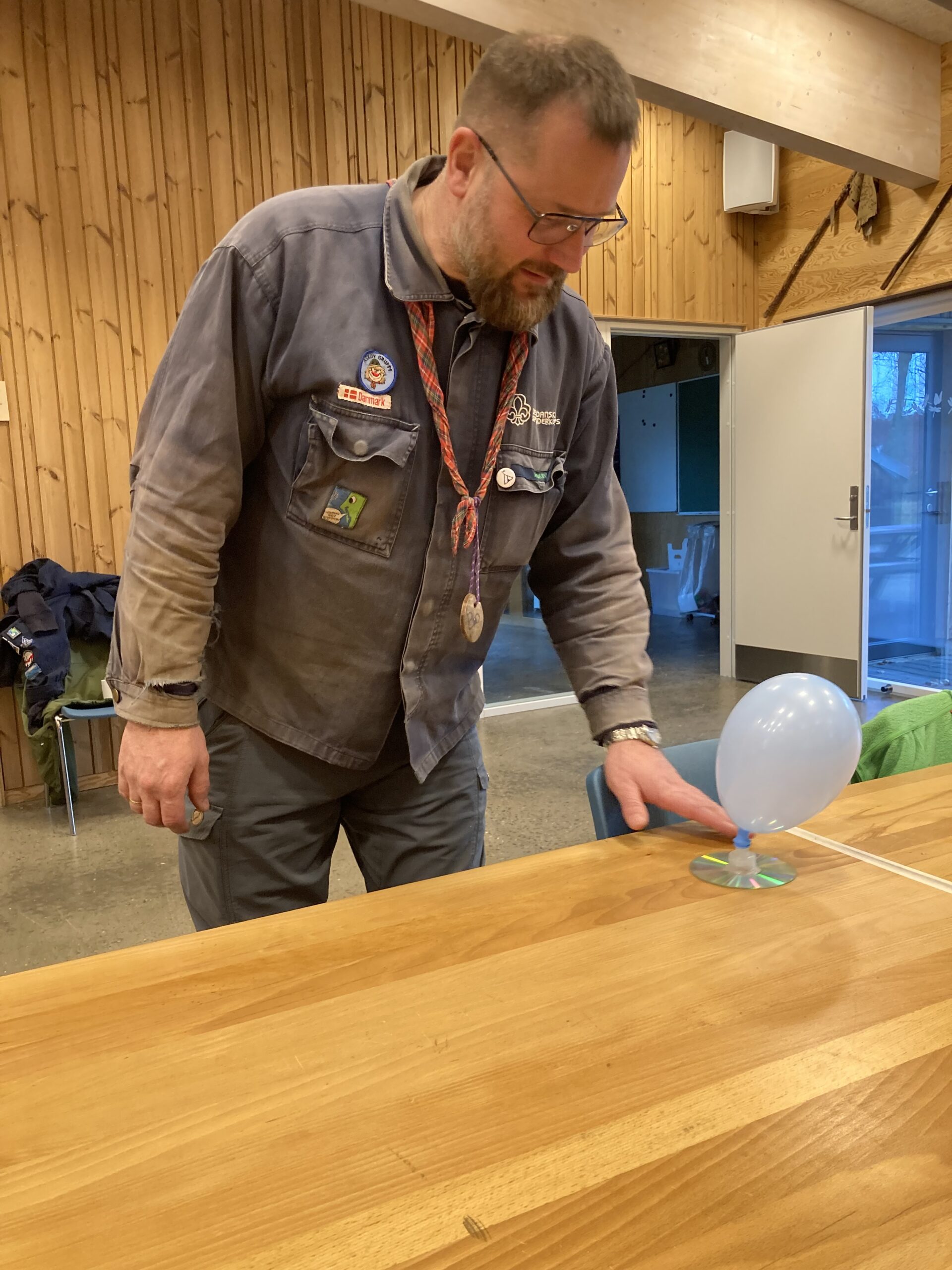 Leder hjælper pucken på vej