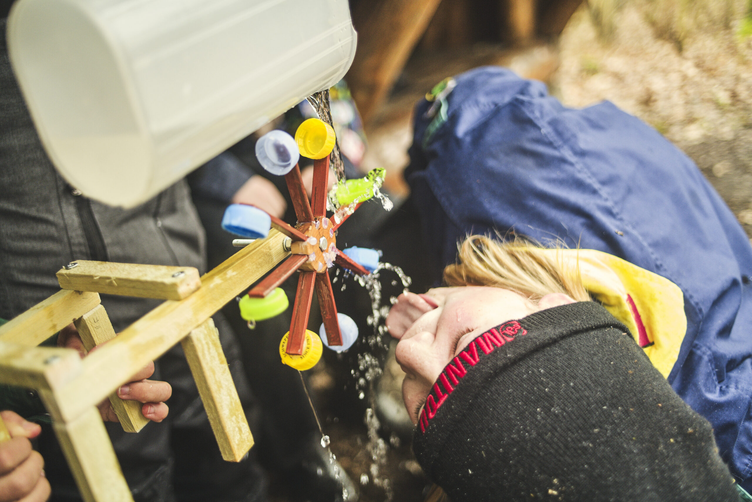 Spejder drikker vand