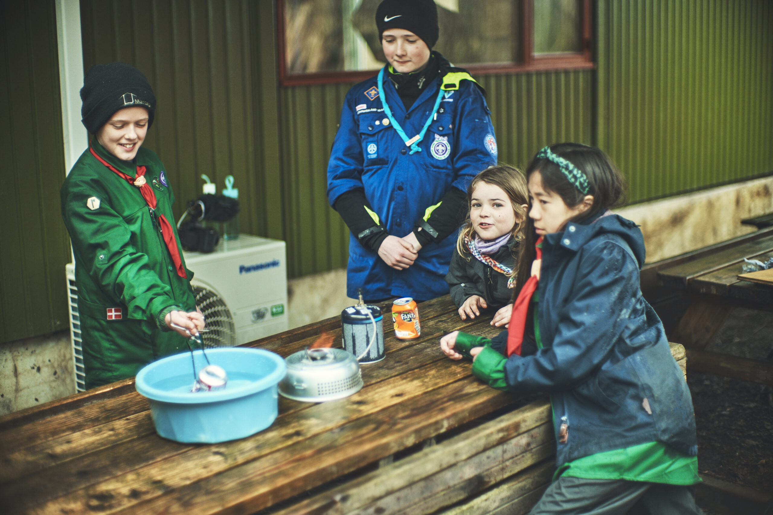 Dåse i baljen med spejdere omkring