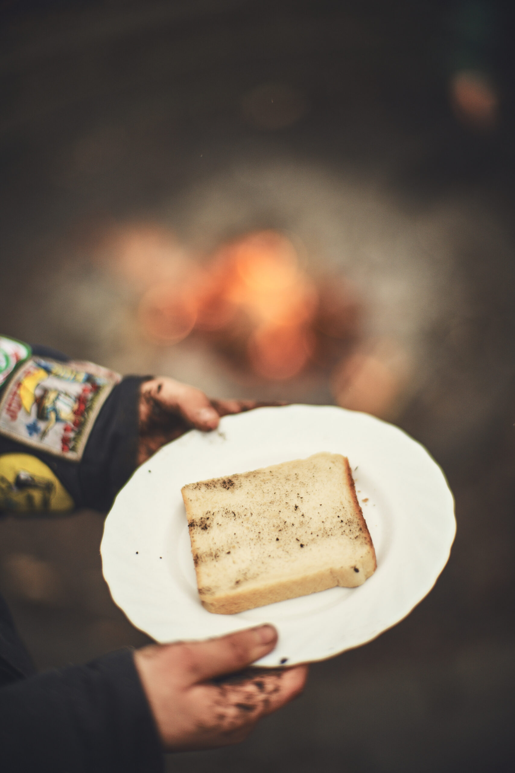 En tallerken med toastskive på