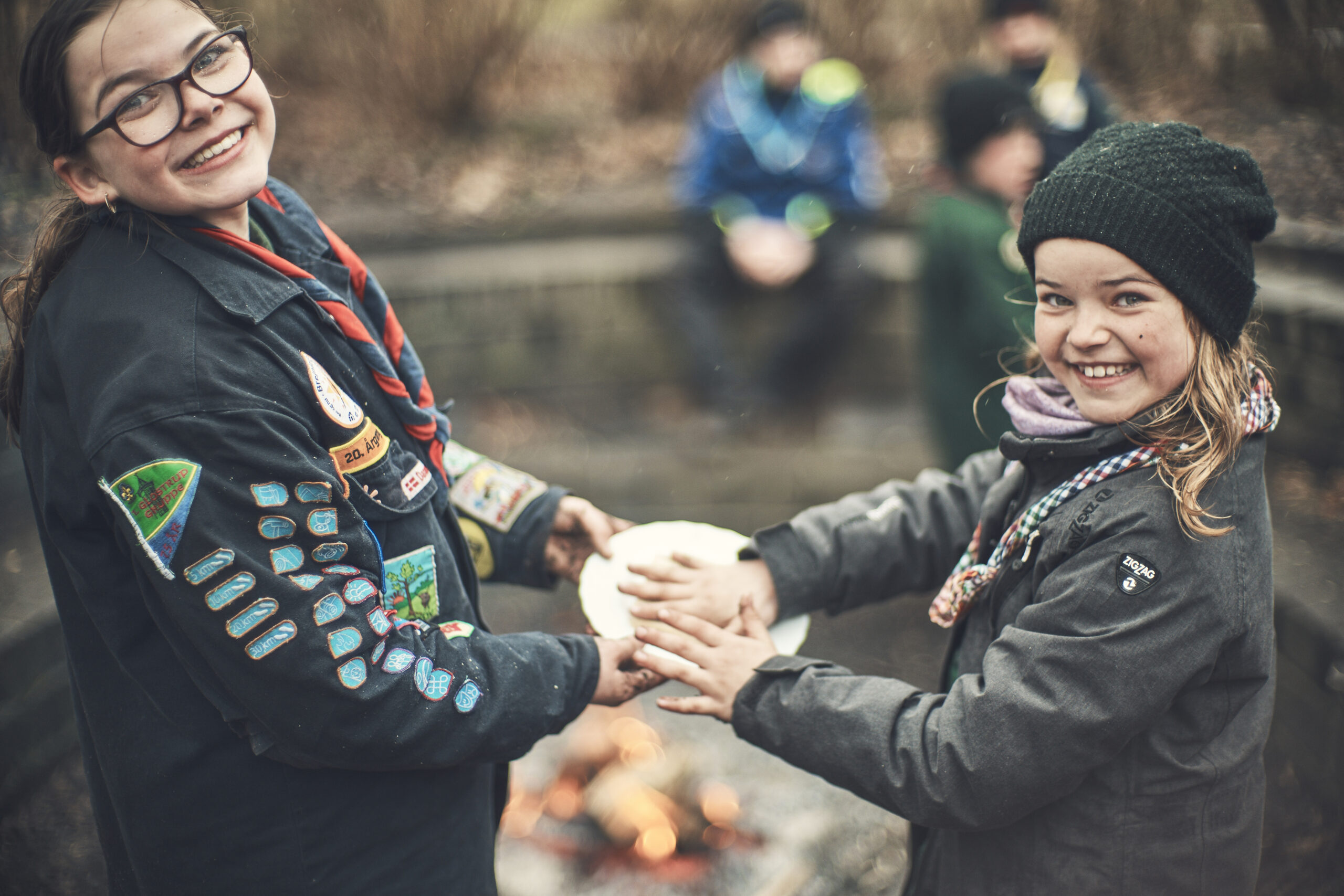 To spejdere, der holder på en toastskive på en tallerken