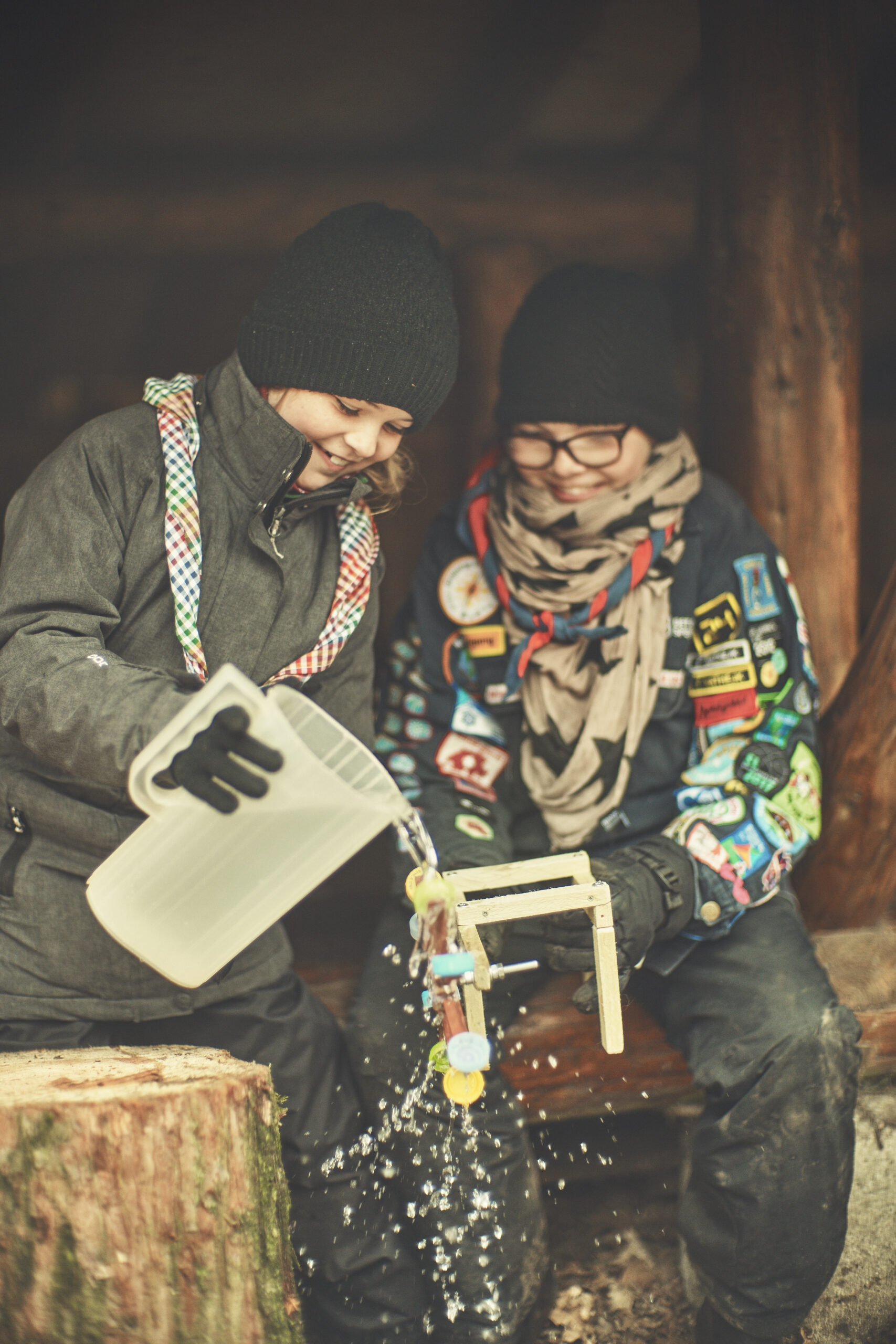 spejdere hælder vand