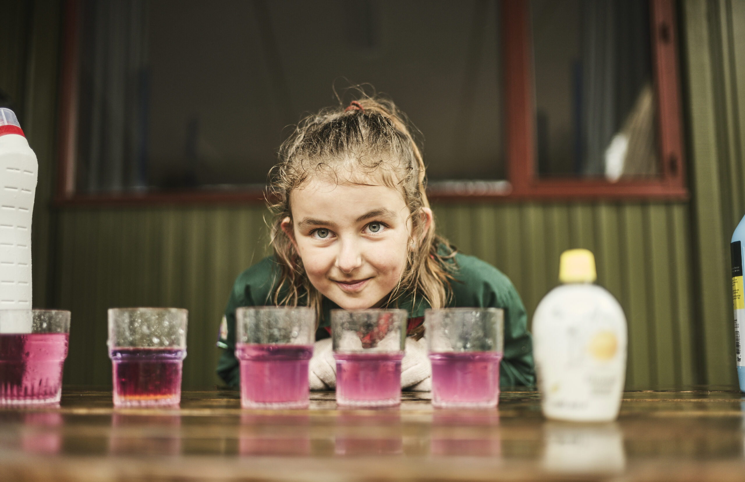 pige med glas foran sig