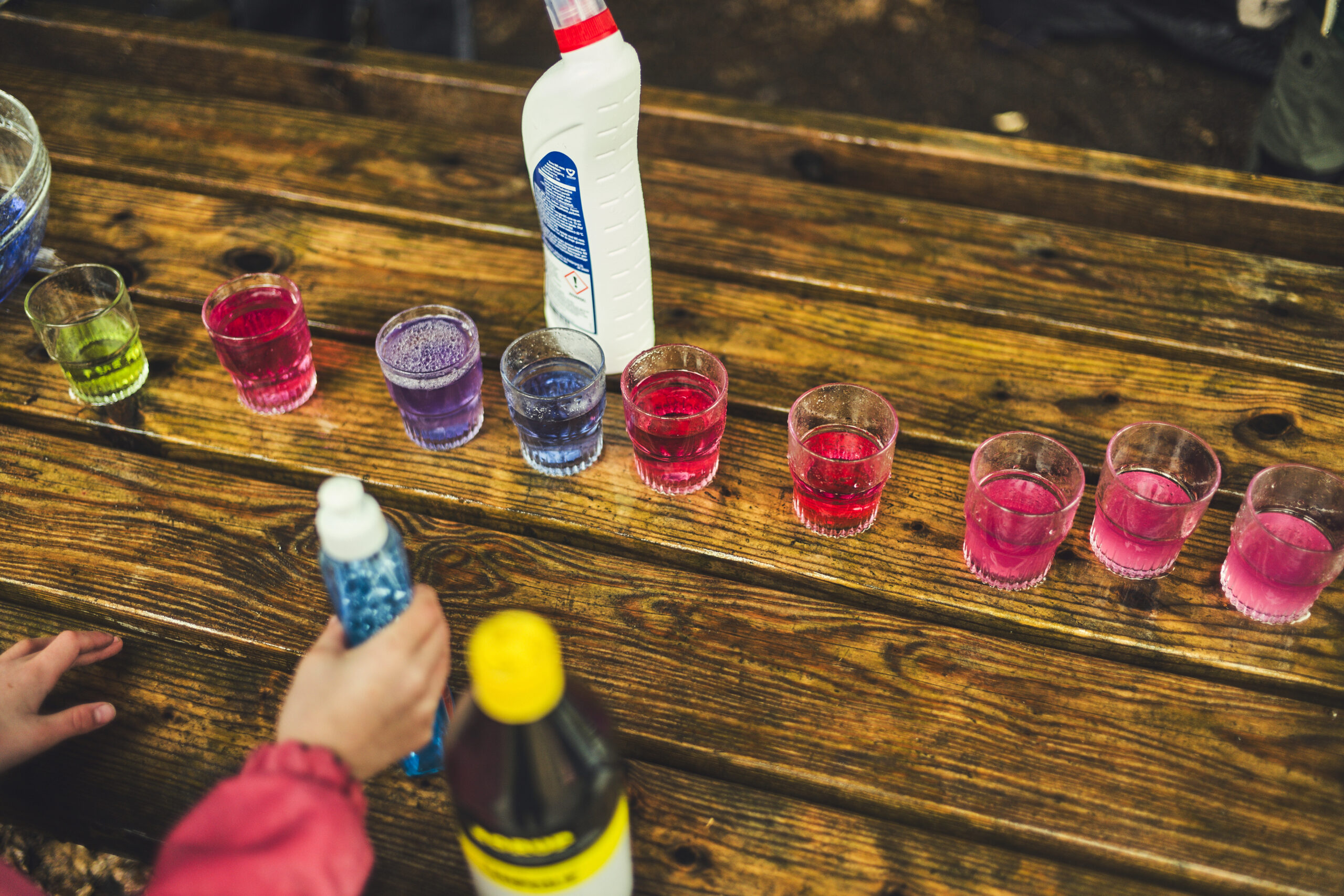 Glas med lyserød væske