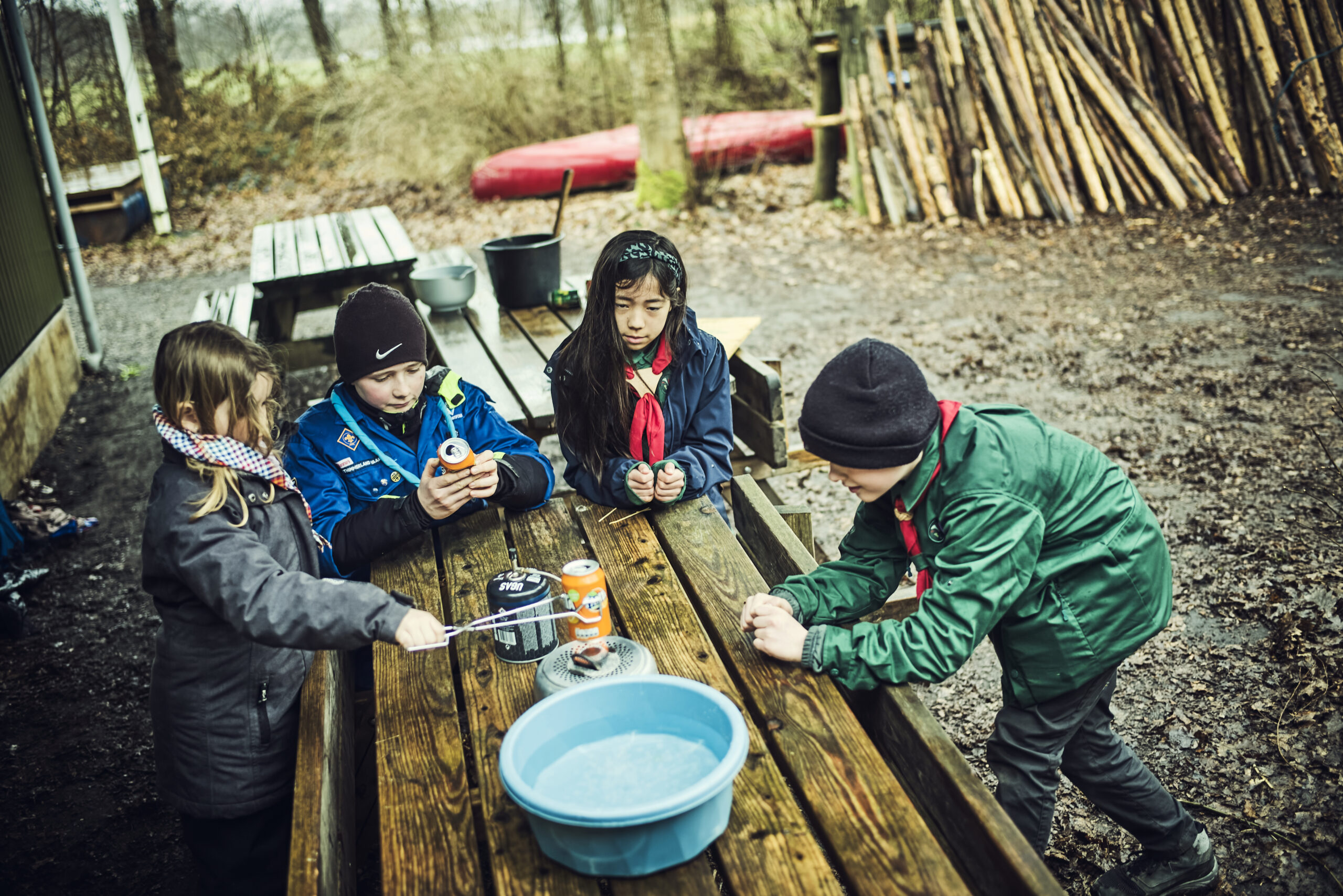 Spejdere omkring en balje med vand