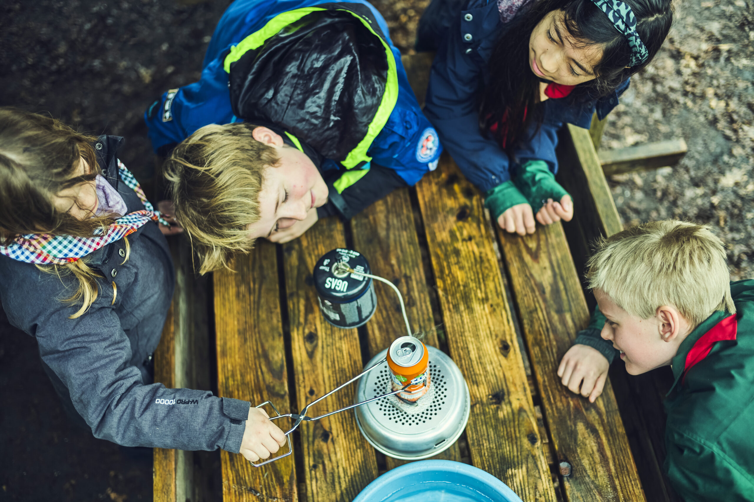 Spejdere med dåse over trangiaflamme