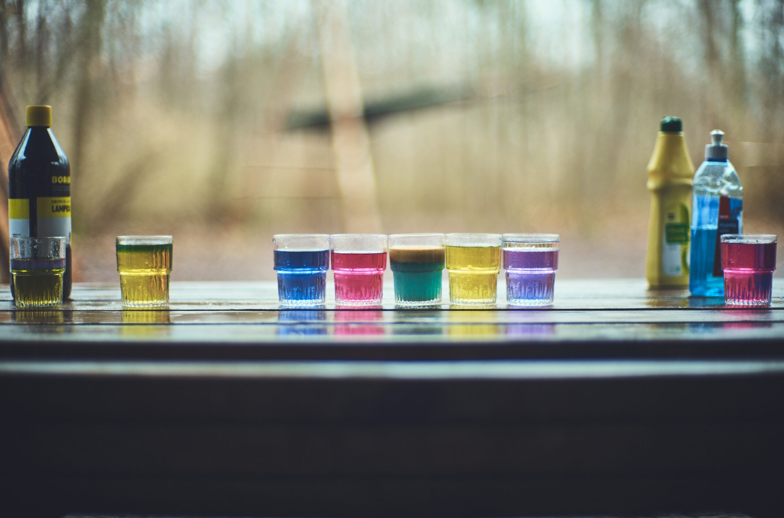 seks glas med væsker i forskellige farver
