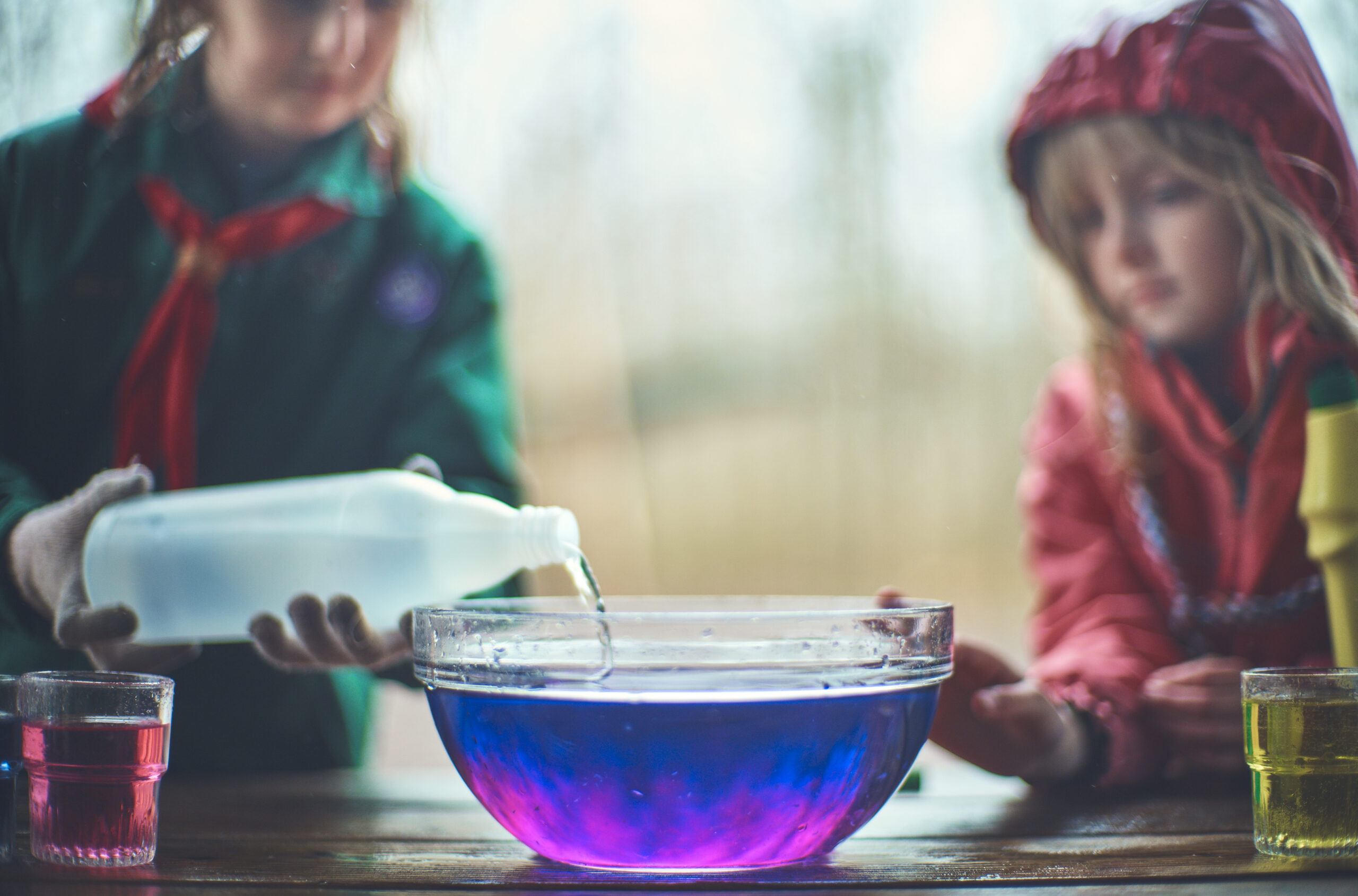 Eddike hældes i skål med lilla væske